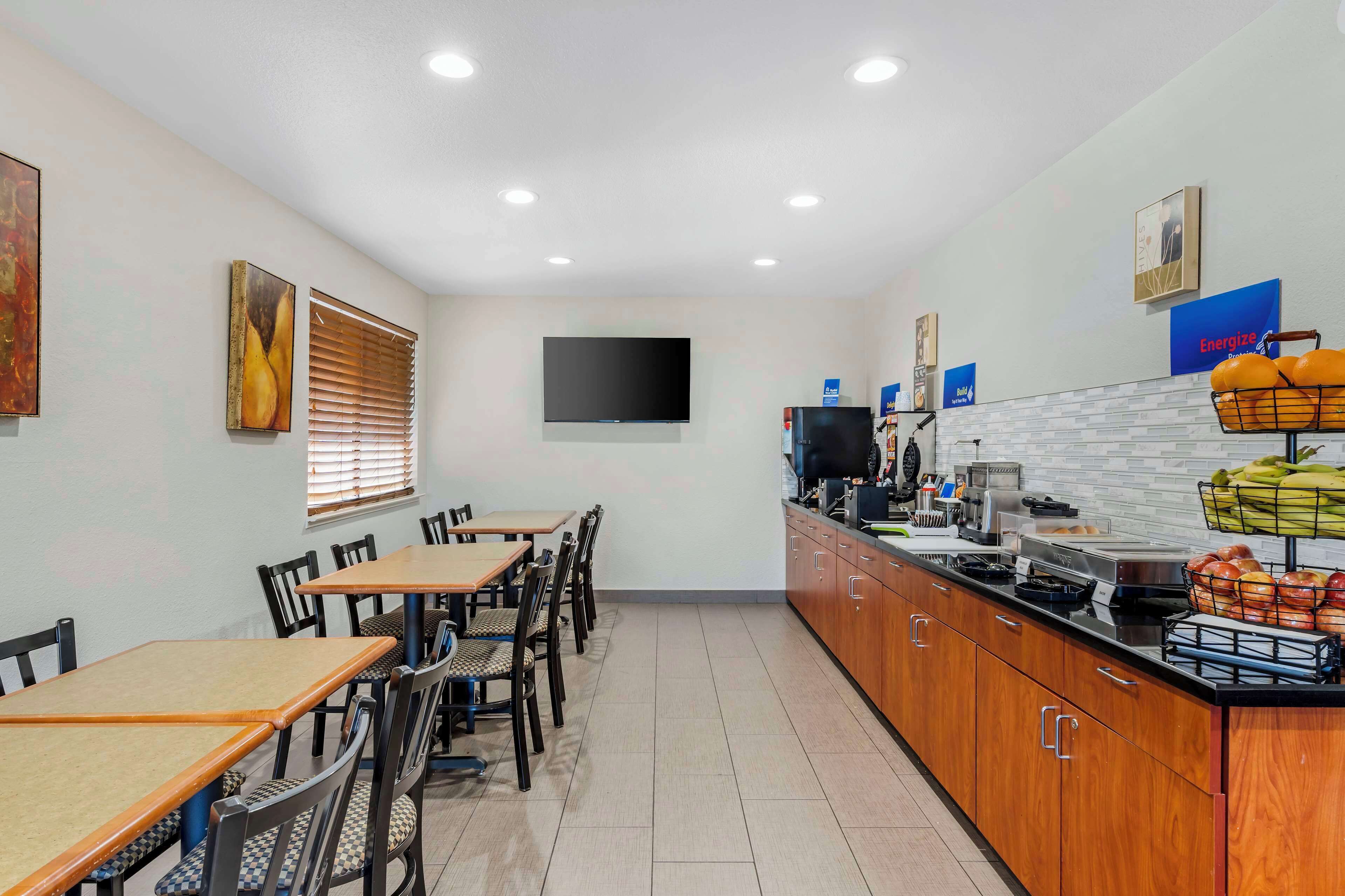 Free daily continental breakfast