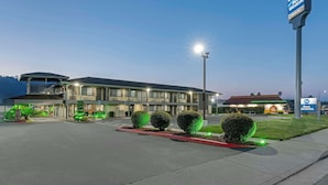 Un hôtel au design moderne, doté d’un grand parking et d’un aménagement paysager bien entretenu.