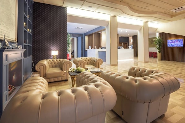 Coin salon dans le hall