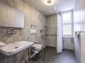 Ein modernes Badezimmer mit Dusche, Toilette und Waschbecken.