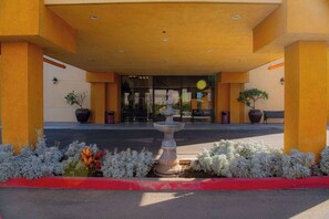 Exterior - Ramada Plaza by Wyndham Garden Grove/Anaheim South (Garden Grove)