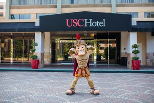 Una mascotte davanti all'ingresso dell'Hotel USC.