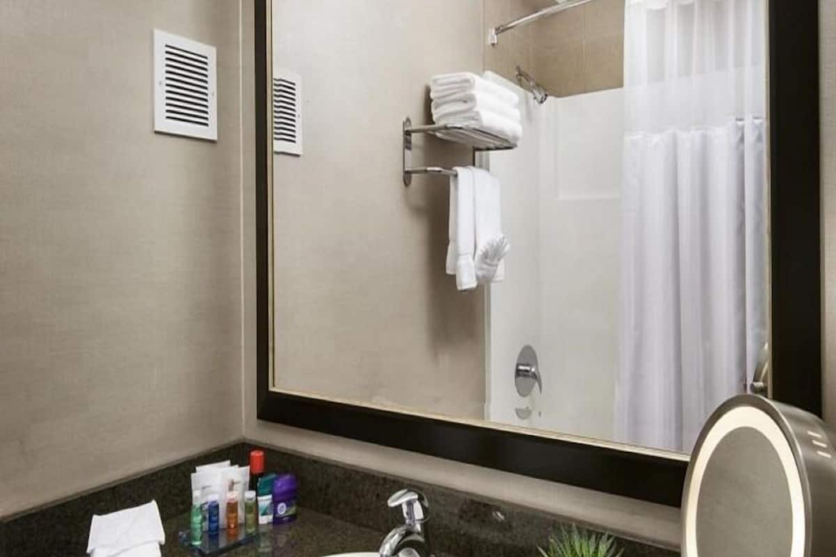deluxe, 2 double beds accessible | bathroom | eco-friendly toiletries, hair dryer, towels