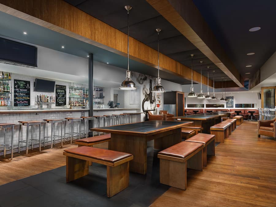 2 restaurants, breakfast, lunch, dinner served; pizza