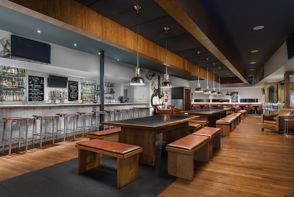 2 restaurants, breakfast, lunch, dinner served; pizza