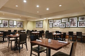 2 restaurantes, com serviço de café da manhã, almoço e jantar; pizza