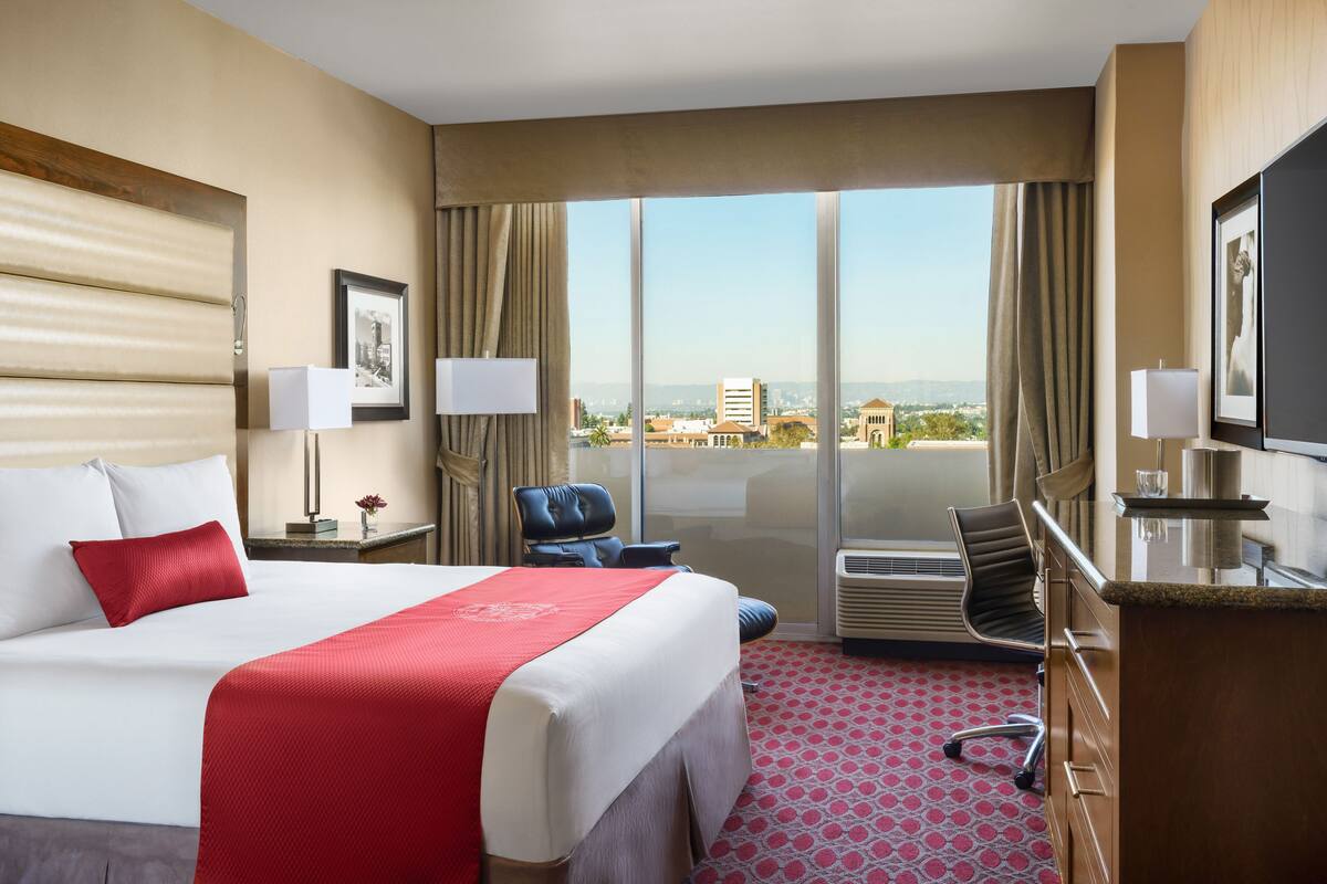 1 bedroom, premium bedding, in-room safe, desk