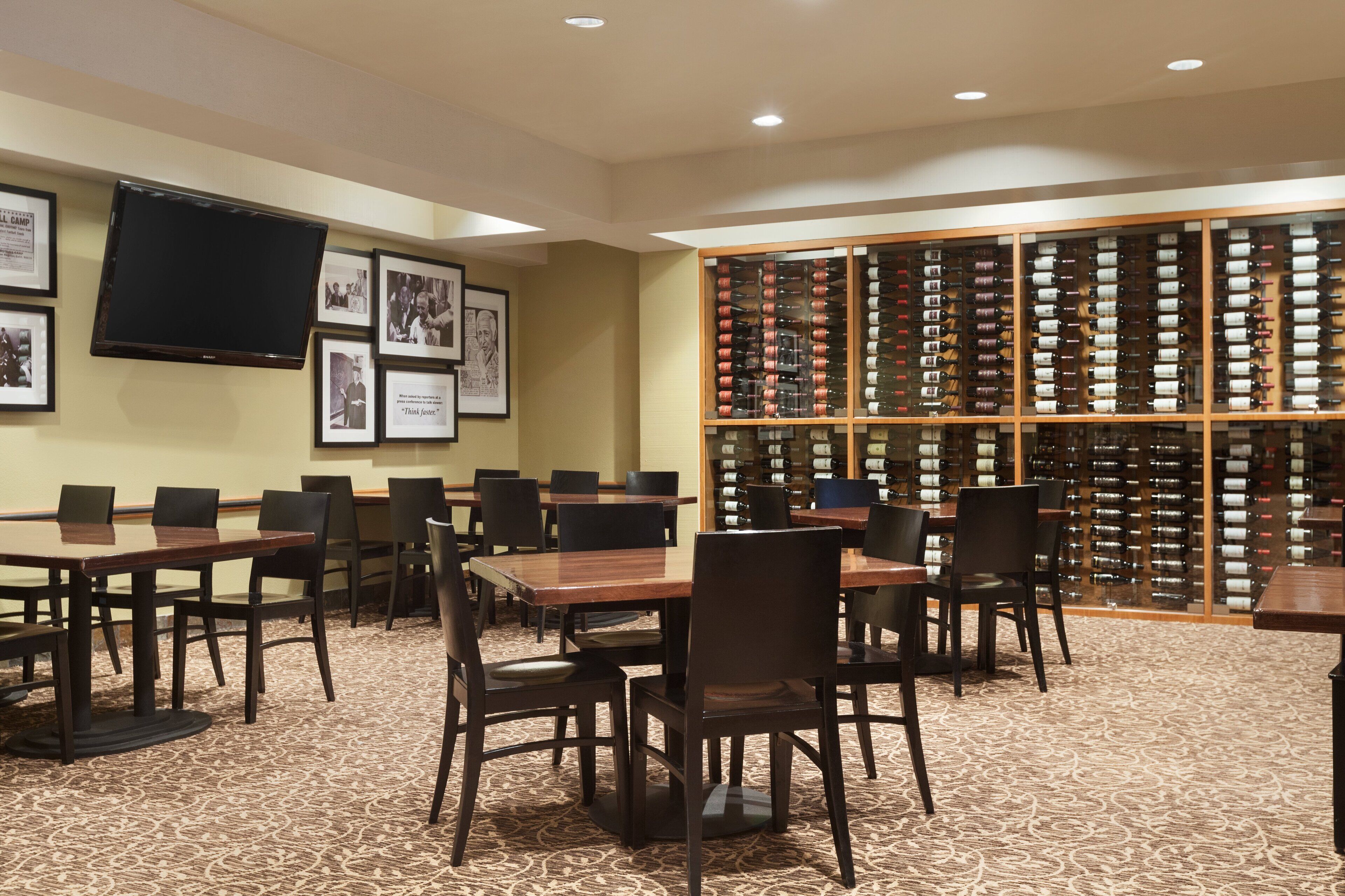 每日供应自助式早餐（每人 USD 25）