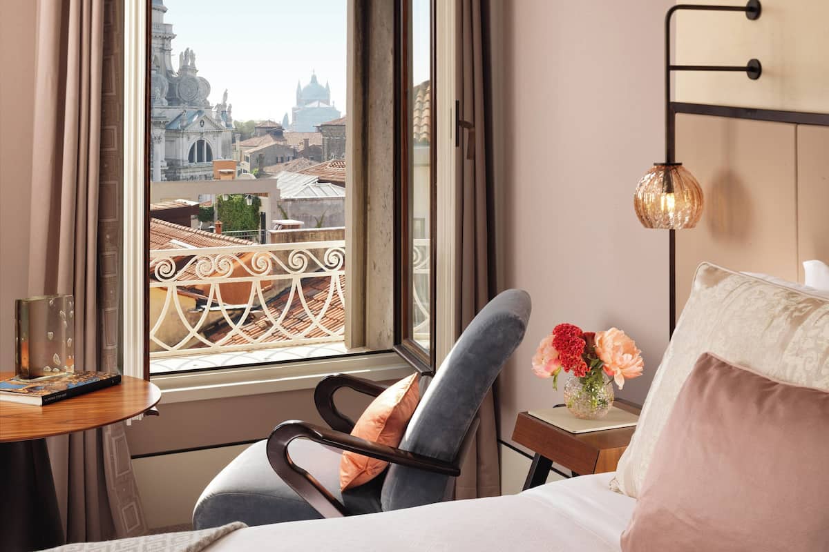 grand room, 1 king bed, non smoking, canal view (partial canal view) | 1 bedroom, frette italian sheets, premium bedding, down duvets
