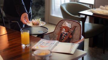 Frühstück, Mittagessen, mediterrane Küche, Blick auf den Garten