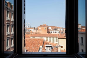 普通套房, 1 張特大雙人床, 非吸煙房, 城市景觀 | 1 間臥室、義大利 Frette 床單、高級寢具、羽絨被