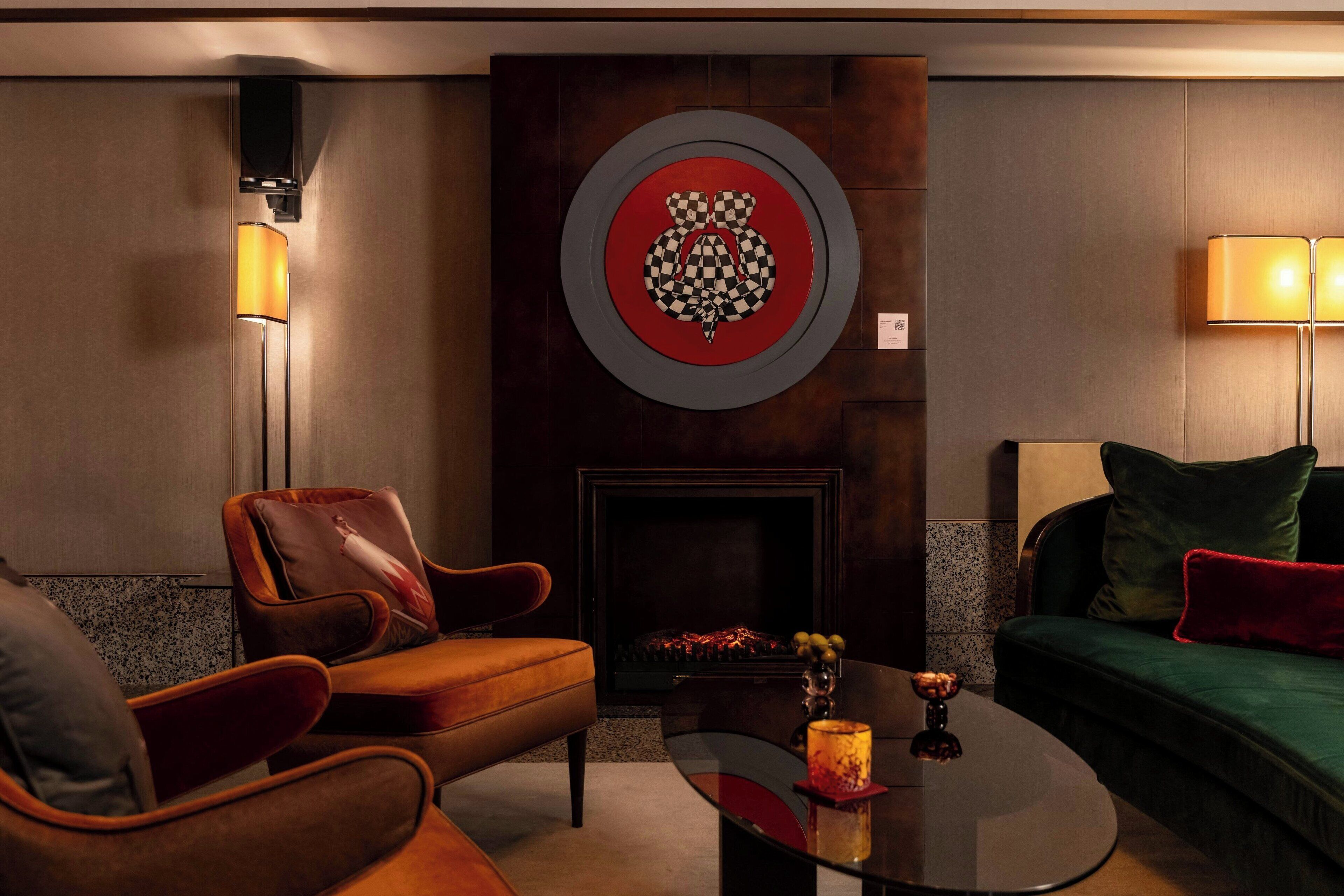 2 bars/lounges, cocktail bar