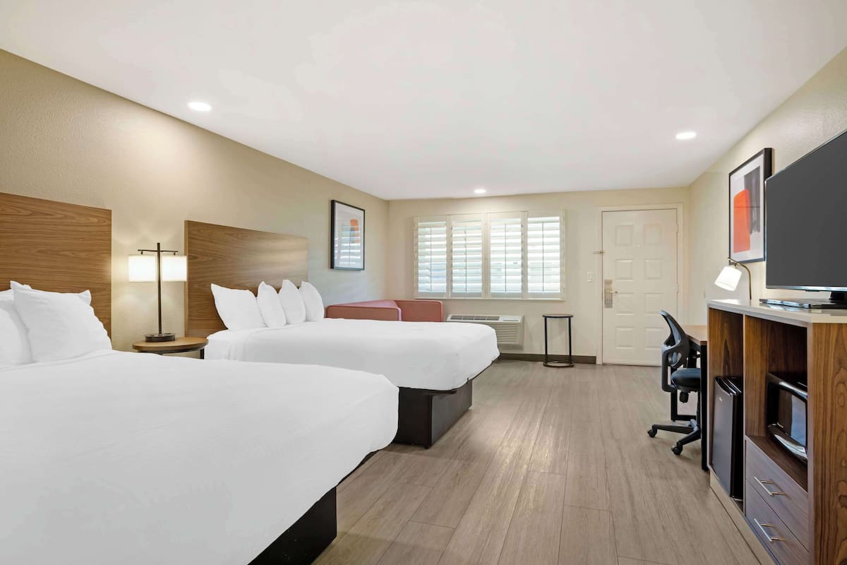 Escrivaninha, ferros/tábuas de passar roupa, Wi-Fi de cortesia