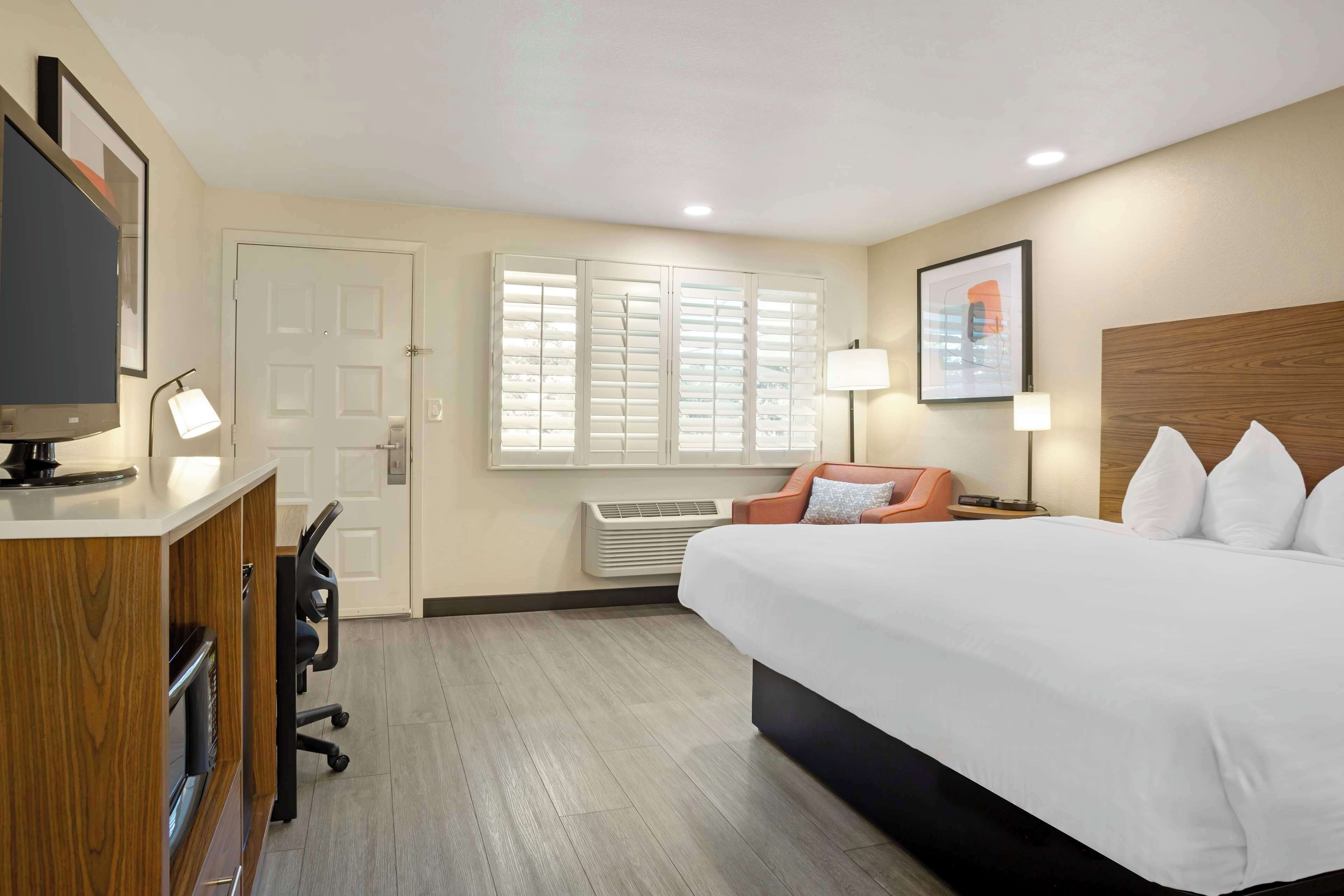 standard room, 1 king bed, non smoking, refrigerator & microwave | desk, iron/ironing board, free wifi, bed sheets