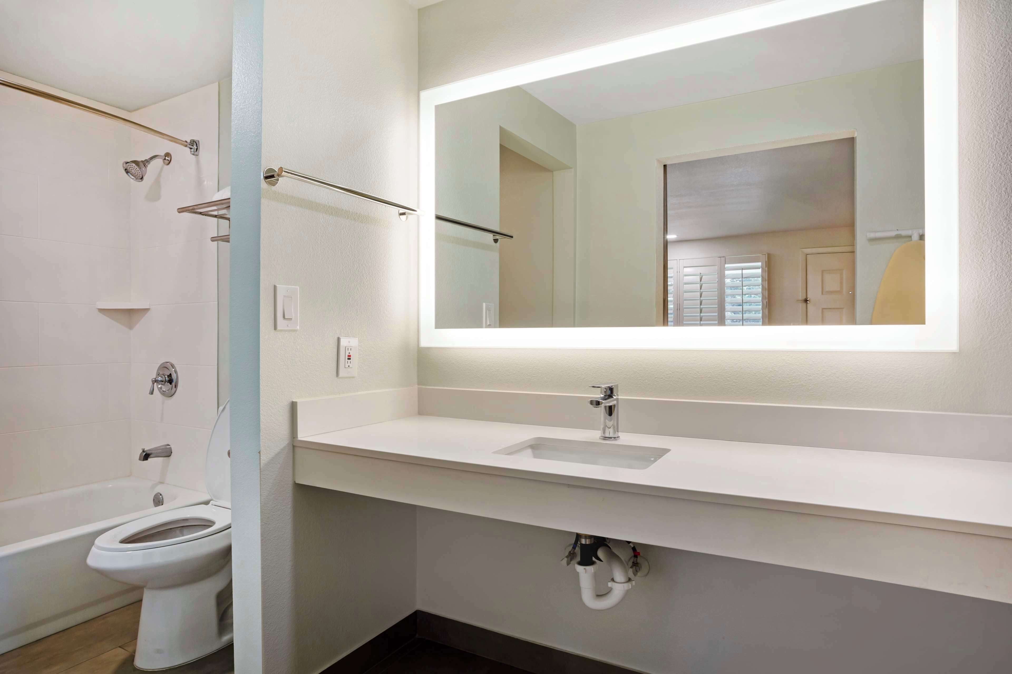 standard room, 1 king bed, non smoking, refrigerator & microwave | bathroom | combined shower/bathtub, eco-friendly toiletries, hair dryer, towels