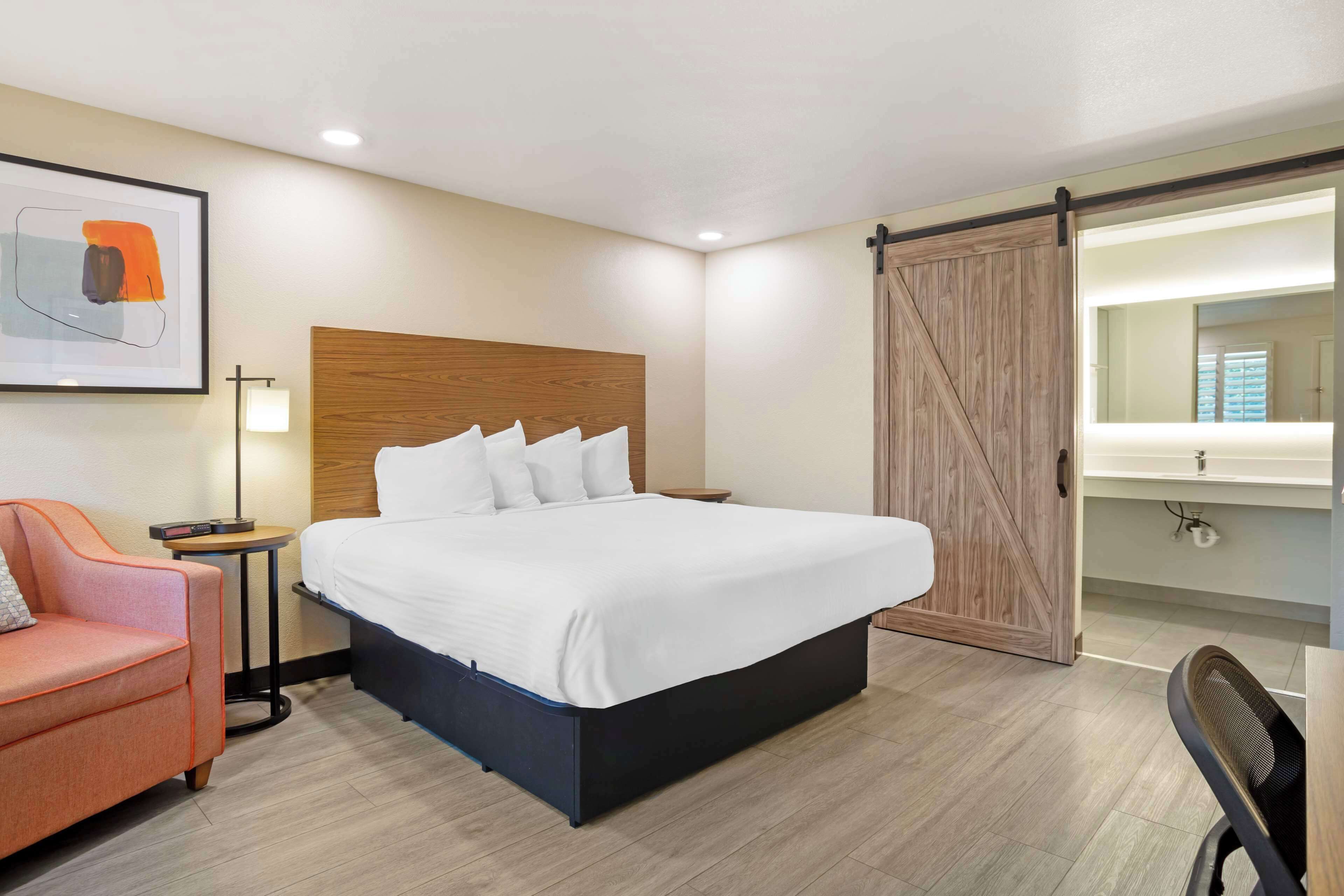 ห้องสแตนดาร์ด, เตียงคิงไซส์ 1 เตียง, ปลอดบุหรี่, ตู้เย็นและไมโครเวฟ | โต๊ะทำงาน, เตารีด/โต๊ะรีดผ้า, Wi-Fi ฟรี, ผ้าปูที่นอน