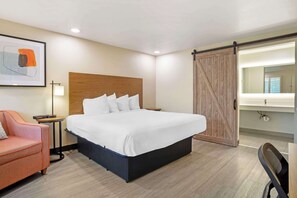 Standard Room, 1 King Bed, Non Smoking, Refrigerator & Microwave - Best Western Shadow Inn (Woodland)