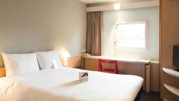 Literie de qualité supérieure, bureau, rideaux occultants