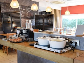 Desayuno buffet diario (EUR 13.90 por persona)
