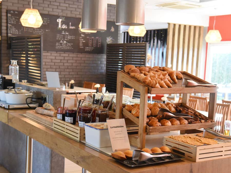 Café da manhã com buffet todos os dias mediante uma taxa
