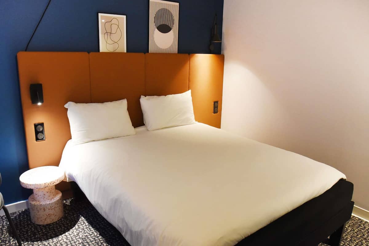 Habitación estándar, 1 cama matrimonial | Ropa de cama de alta calidad, escritorio y cortinas blackout