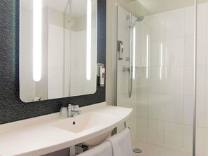 Premium bedding, desk, blackout drapes, soundproofing - ibis Laval Le Relais d'Armor (Change)