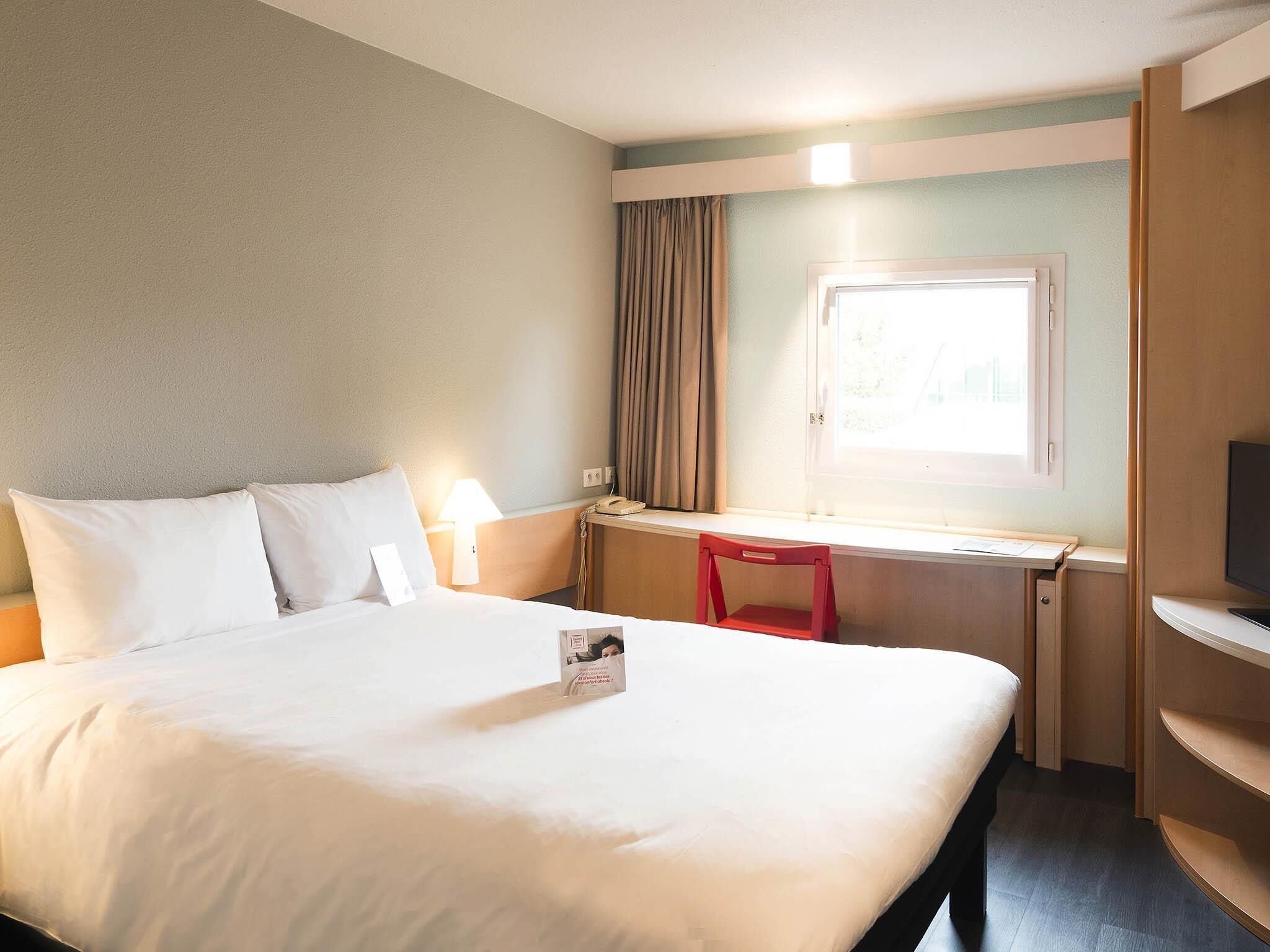 Premium bedding, desk, blackout drapes, soundproofing