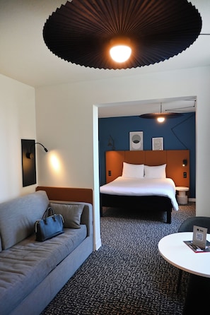 Roupas de cama premium, escrivaninha, cortinas blackout