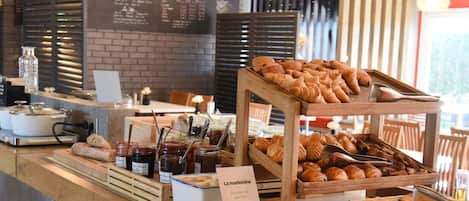 Tägliches Frühstücksbuffet (13.90 EUR pro Person)