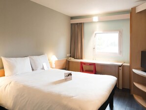 Premium bedding, desk, blackout drapes, soundproofing - ibis Laval Le Relais d'Armor (Change)