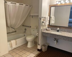 Banheira, produtos de toalete biodegradáveis, secador de cabelo 