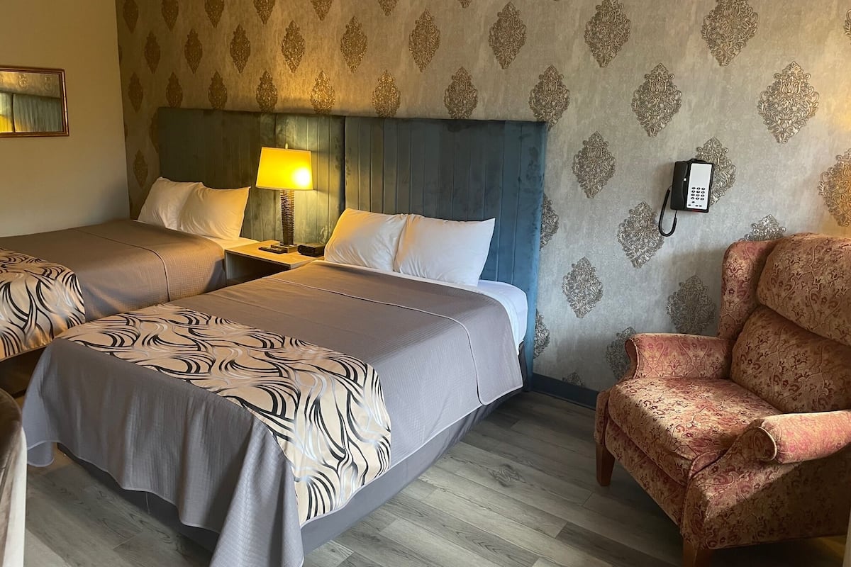 Iron/ironing board, free WiFi, bed sheets