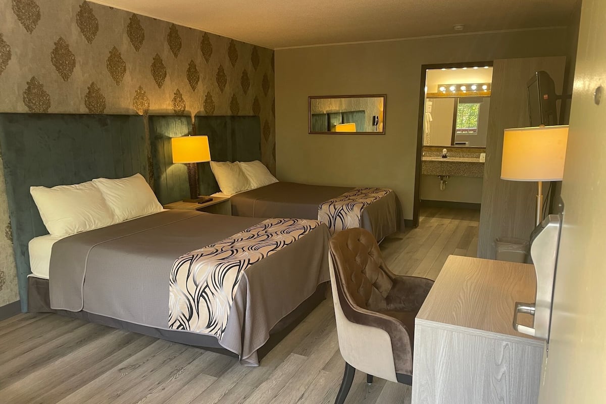 Iron/ironing board, free WiFi, bed sheets