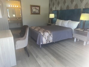 Habitación estándar, 1 cama de matrimonio, fumadores, frigorífico | Tabla de planchar con plancha, wifi gratis, ropa de cama