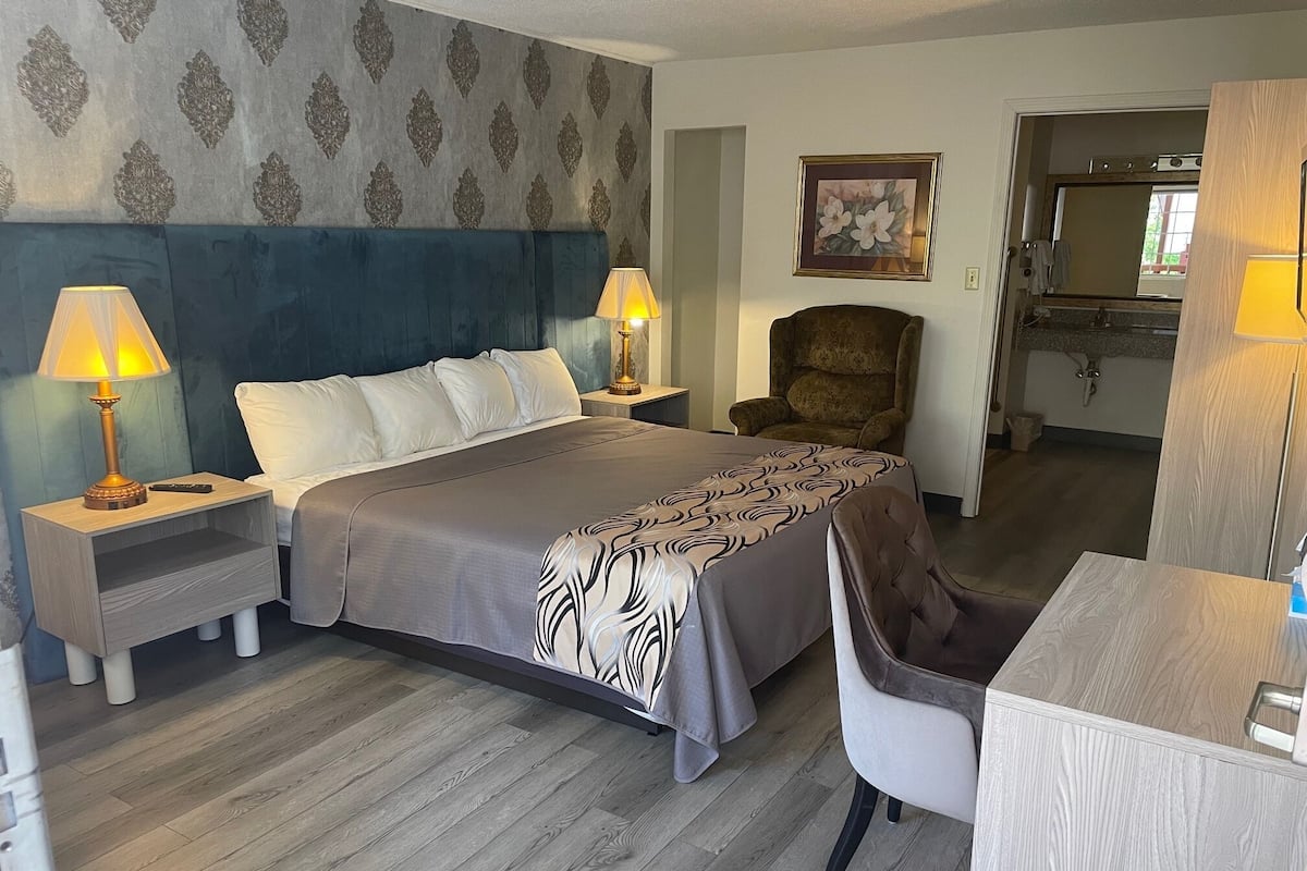 Iron/ironing board, free WiFi, bed sheets