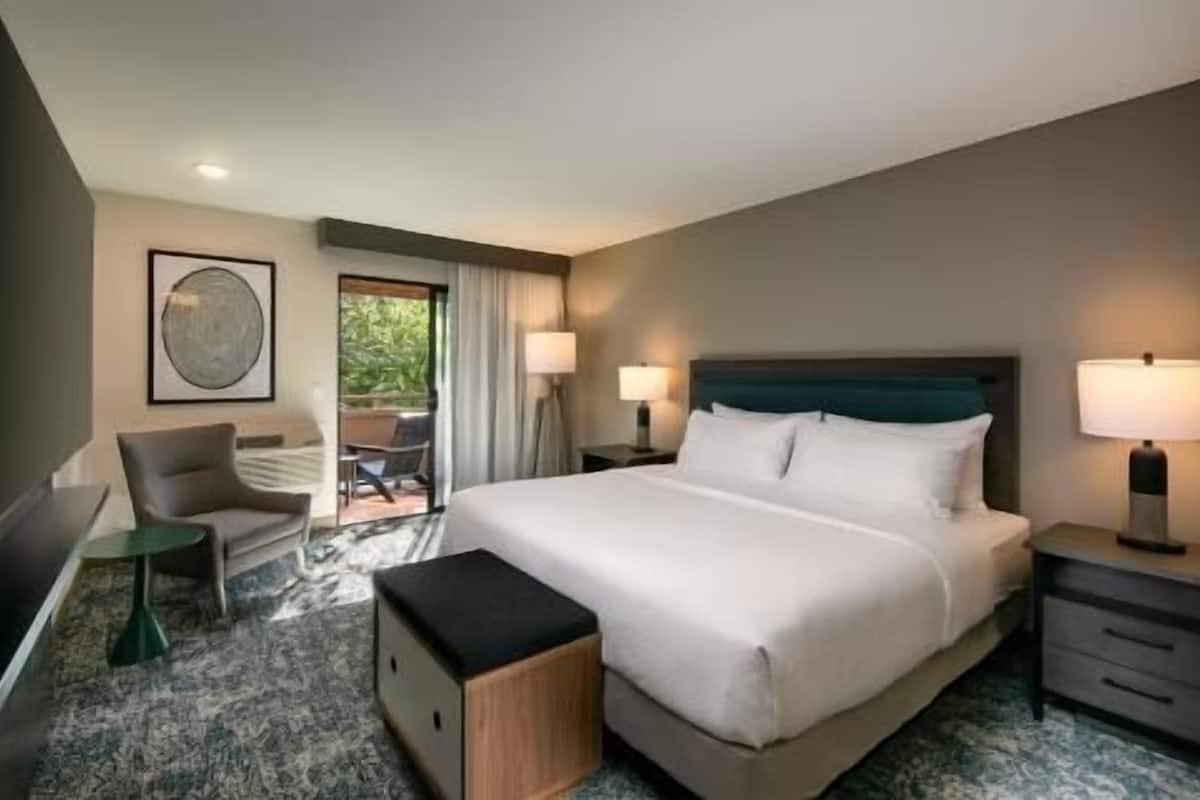 Pillowtop beds, in-room safe, desk, laptop workspace
