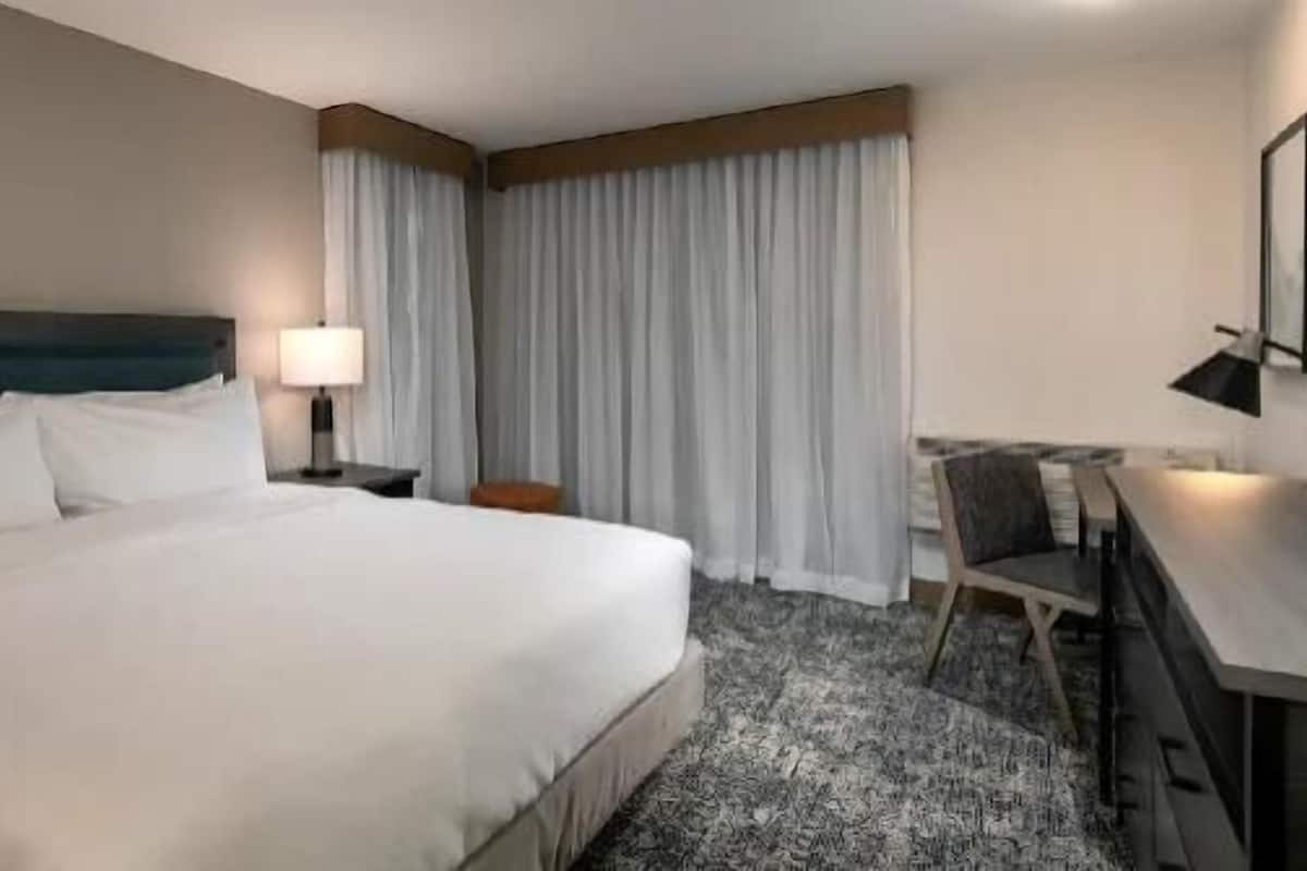 Pillowtop beds, in-room safe, desk, laptop workspace