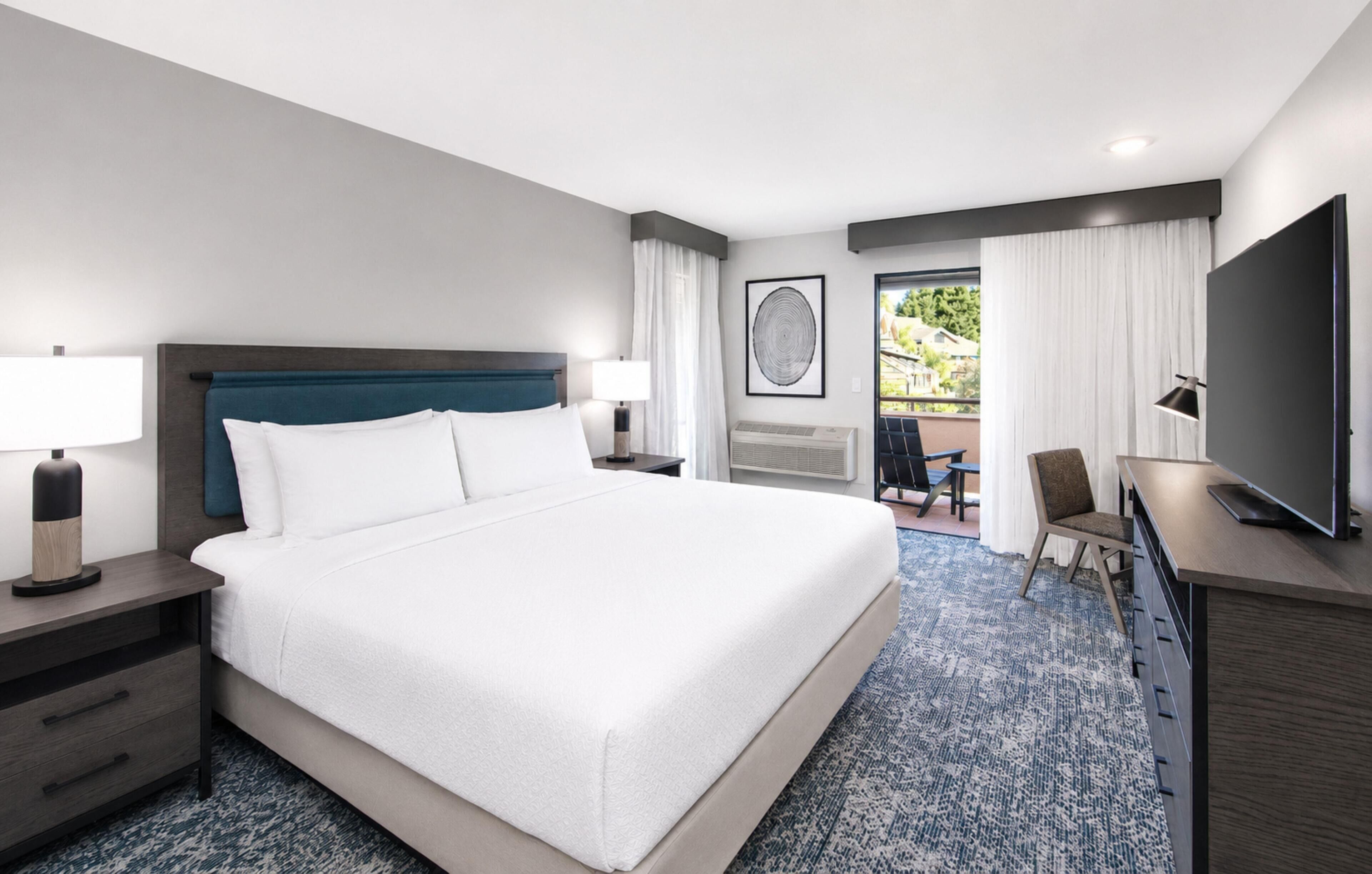 Room, 1 King Bed, Garden View | Pillowtop beds, in-room safe, desk, laptop workspace