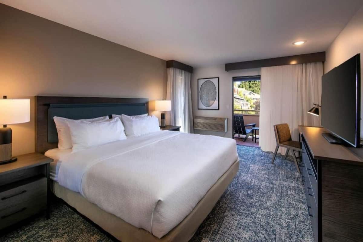 Pillowtop beds, in-room safe, desk, laptop workspace