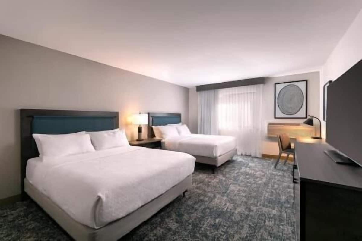 Pillowtop beds, in-room safe, desk, laptop workspace