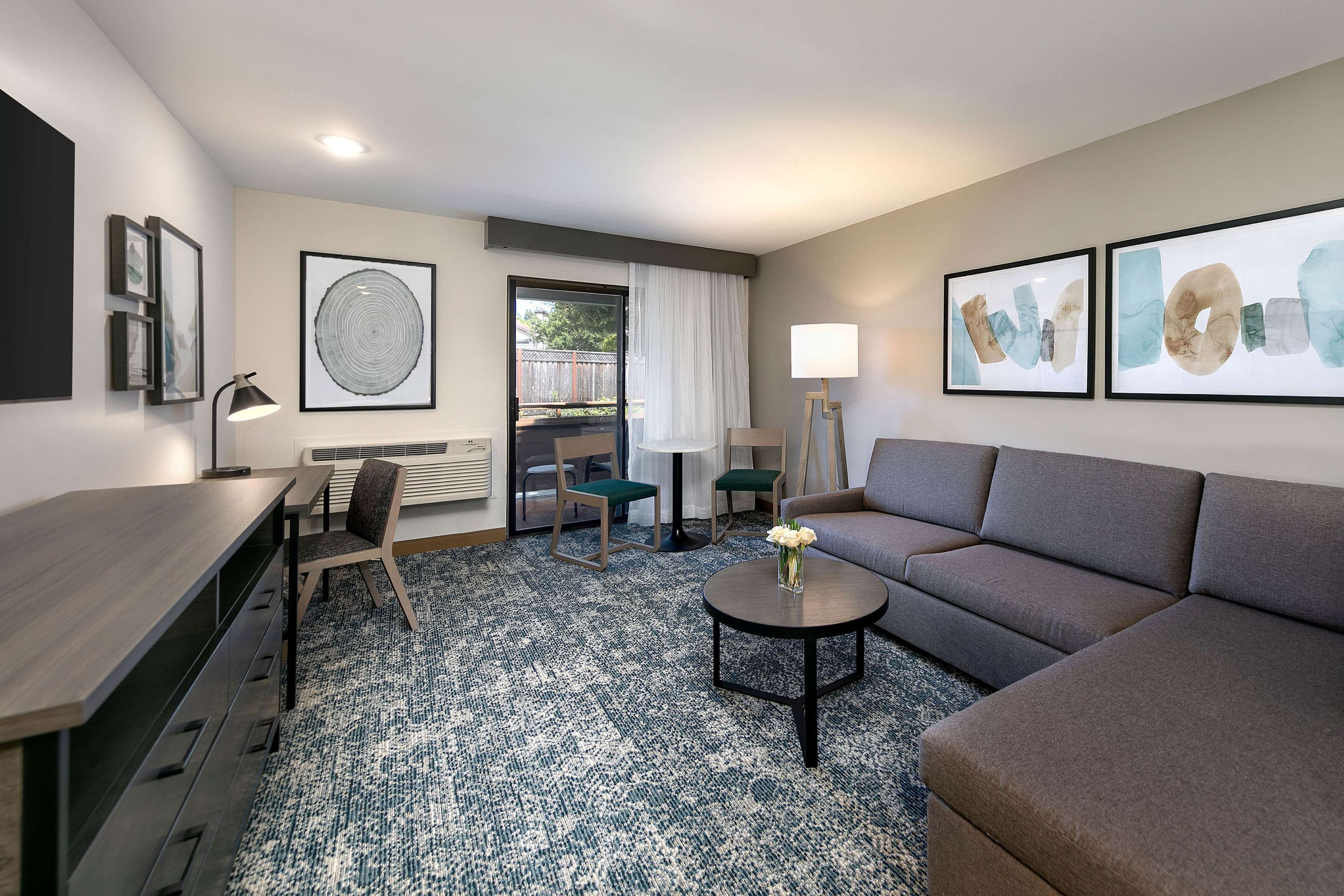 deluxe suite, 1 bedroom | pillow-top beds, in-room safe, desk, laptop workspace