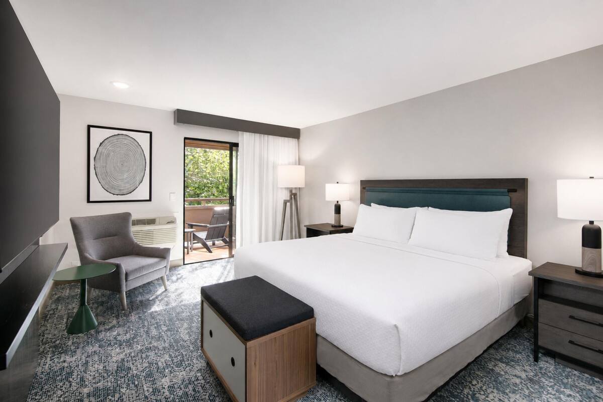 Deluxe Suite, 1 Bedroom | Pillow-top beds, in-room safe, desk, laptop workspace