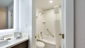 Un baño moderno con lavamanos, inodoro y bañera blancos.