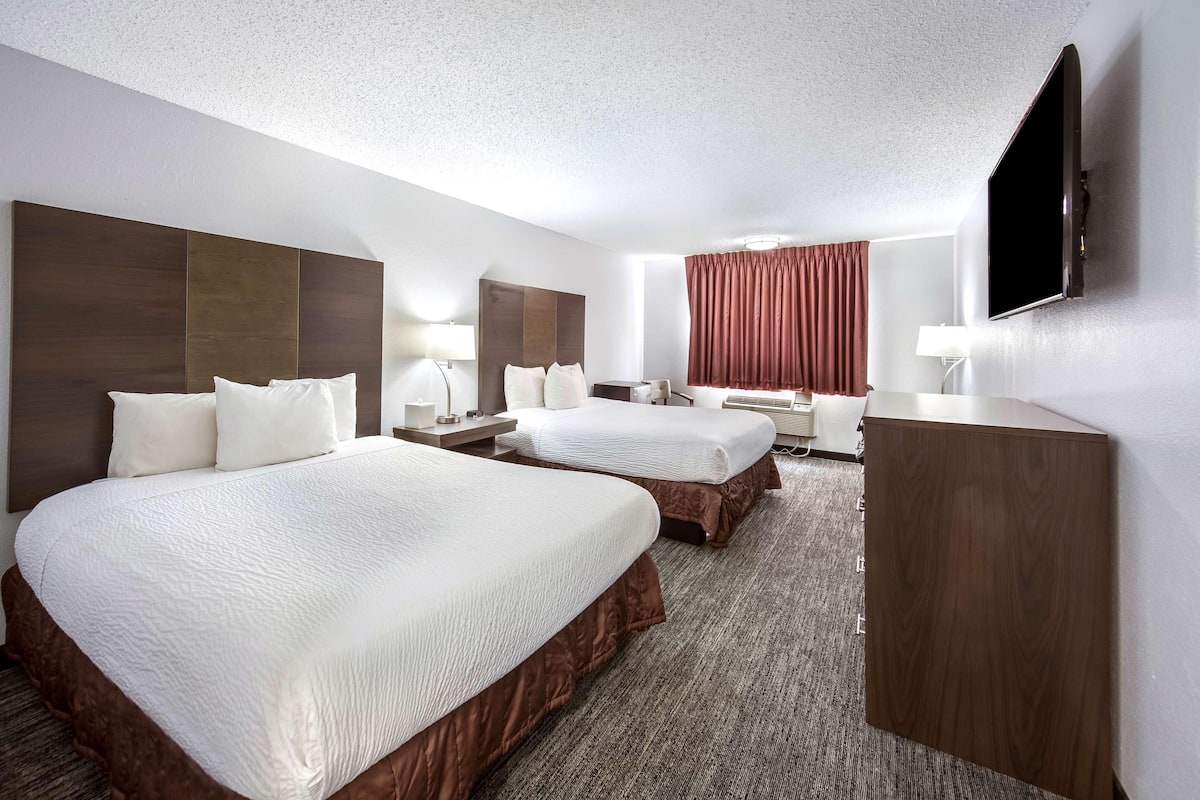 Down comforters, pillowtop beds, desk, blackout drapes