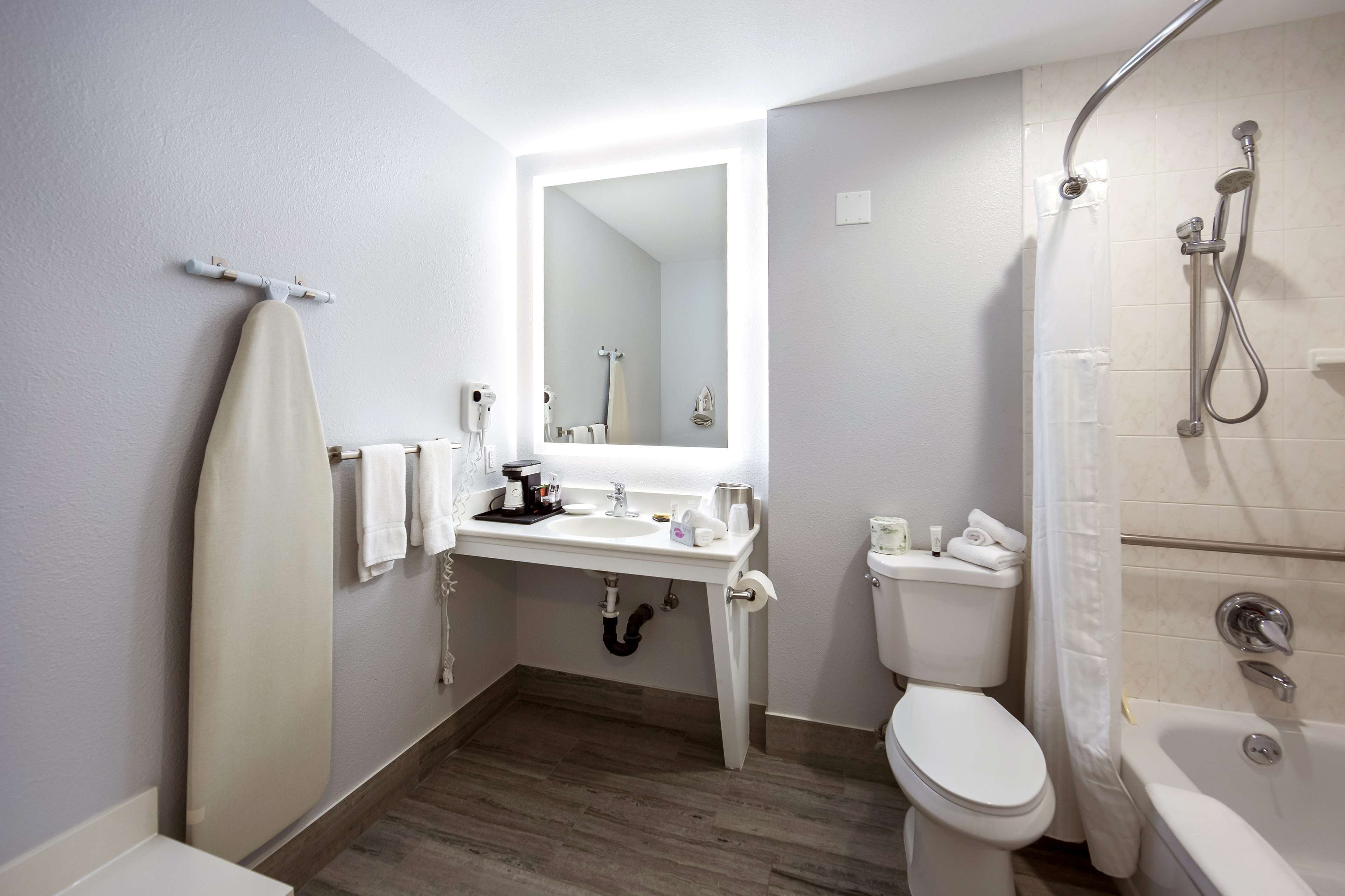 combined shower/bathtub, free toiletries, hair dryer, towels