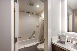 Combined shower/bathtub, free toiletries, hair dryer, towels