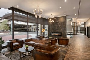 Lobby - DoubleTree by Hilton Canton Downtown (Canton)