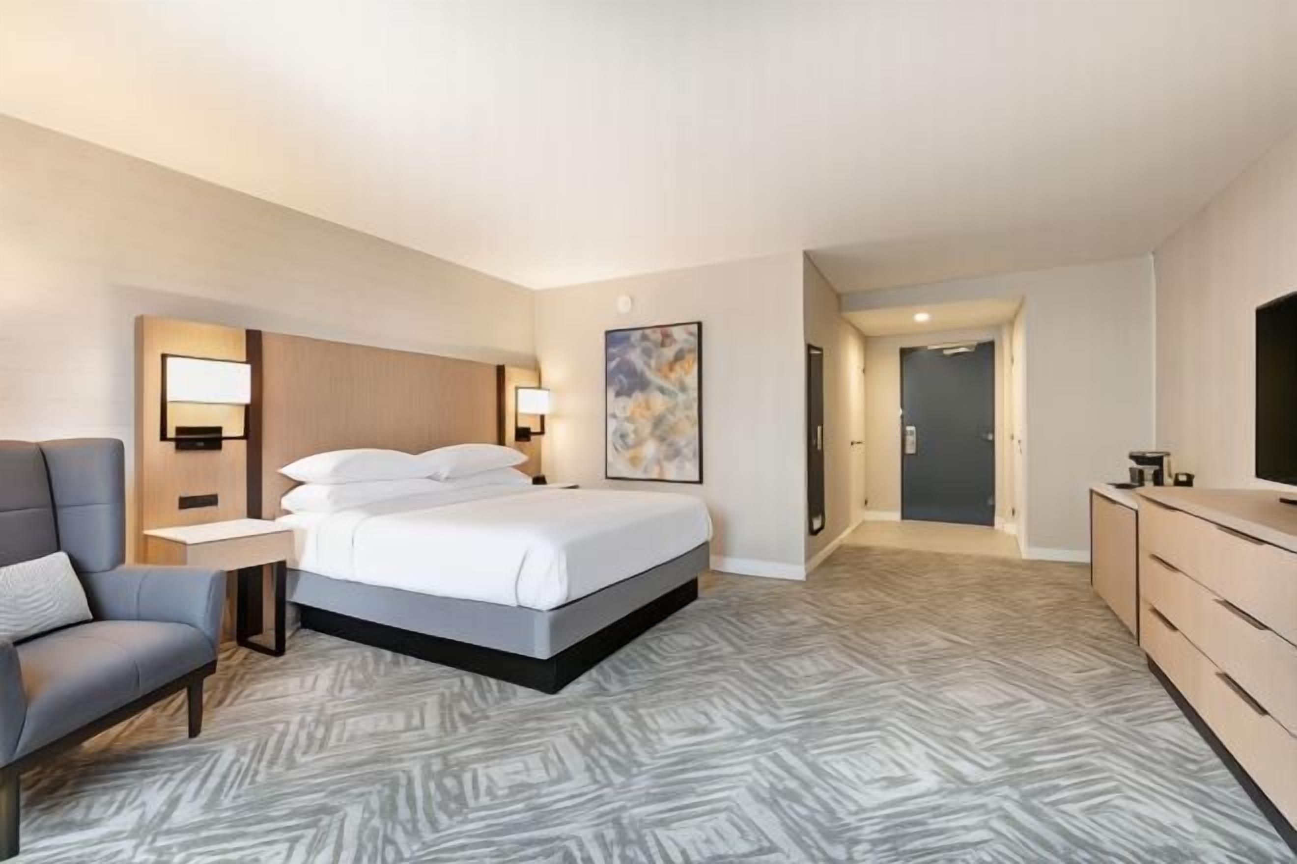 Safe på rommet, skrivebord, blendingsgardiner og strykejern/-brett