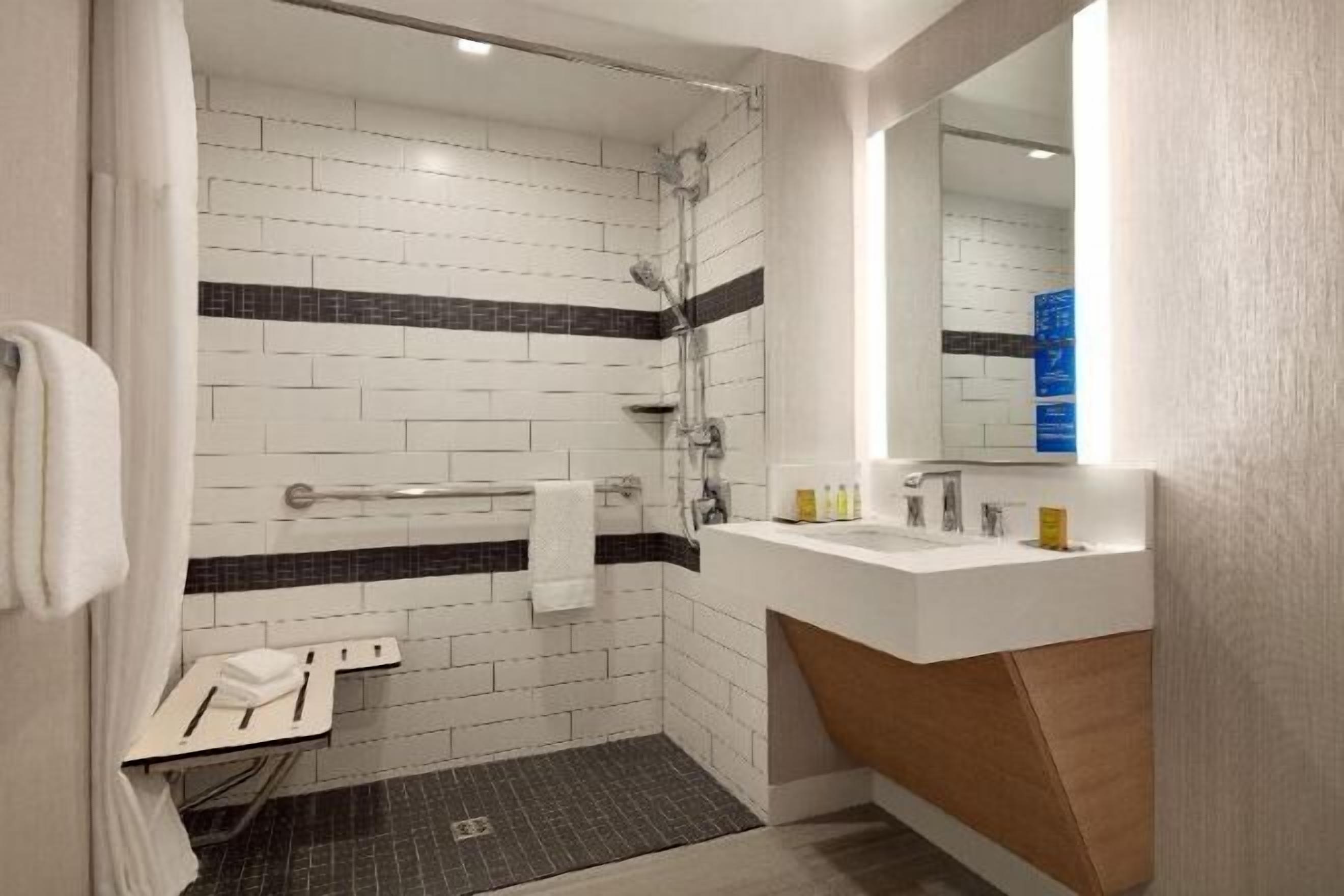 Bad | Toalettartikler (inkludert), hårføner, håndklær og såpe