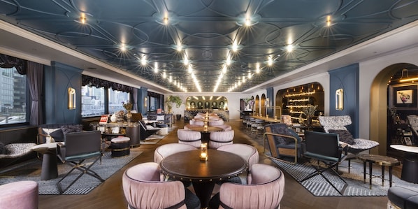 A modern hotel lobby with a central seating area, large windows, and a city view. - Mercure Tokyo Hibiya (Tokyo)